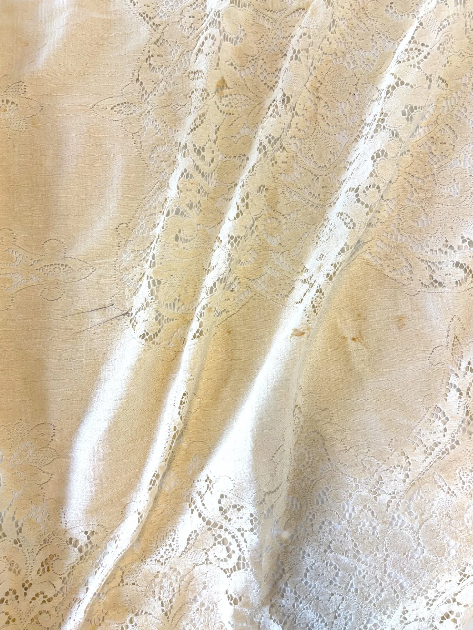 FLORAL LACE TABLECLOTH