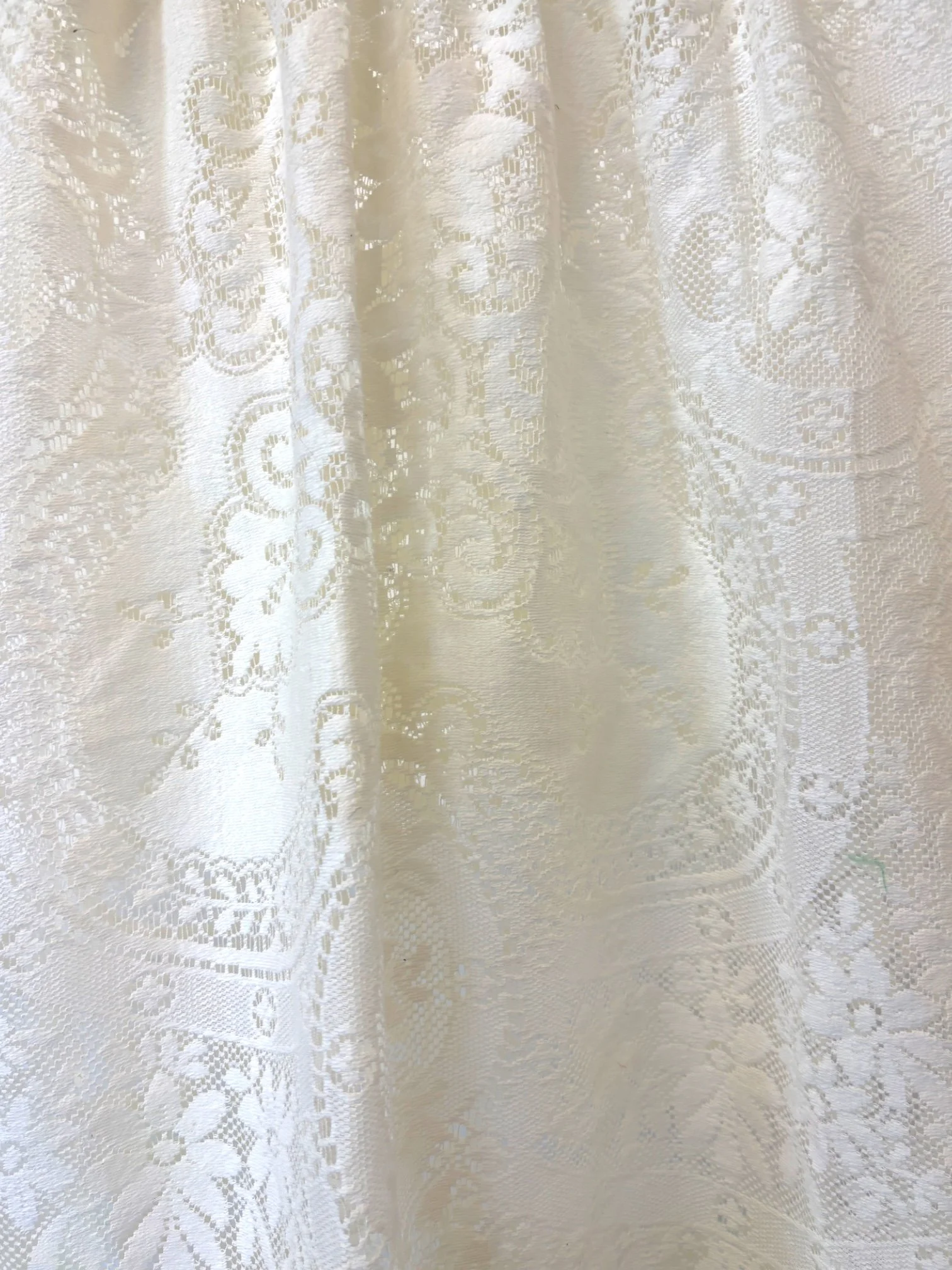 SCALLOPED EDGE LACE TABLECLOTH