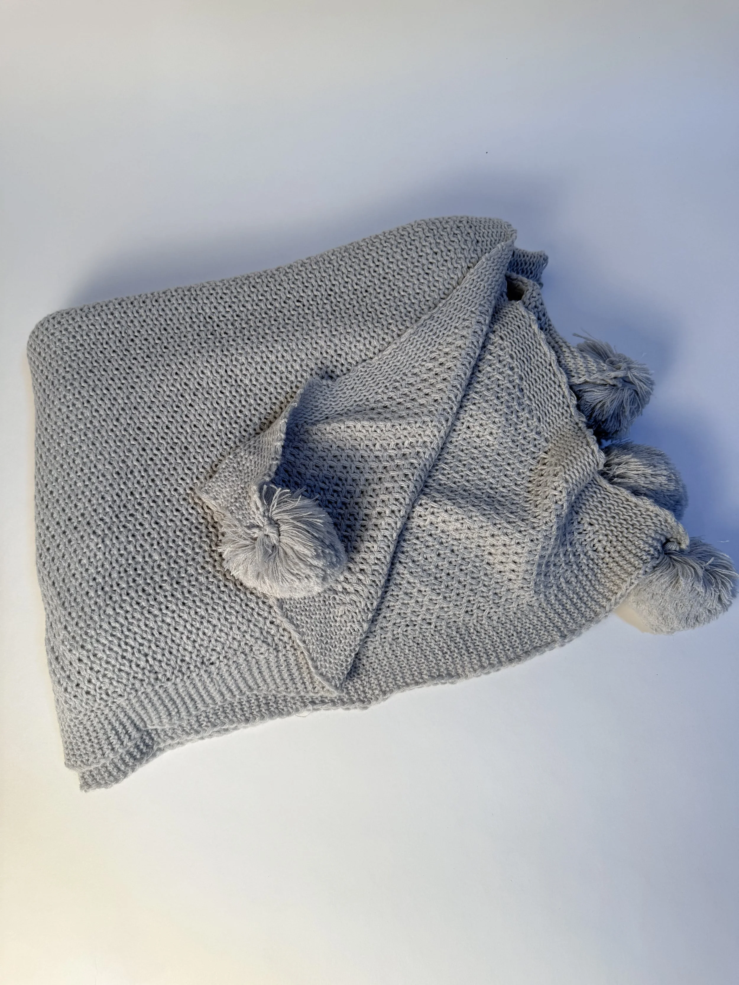 GRAY KNITTED THROW BLANKET WITH POM POM EDGE