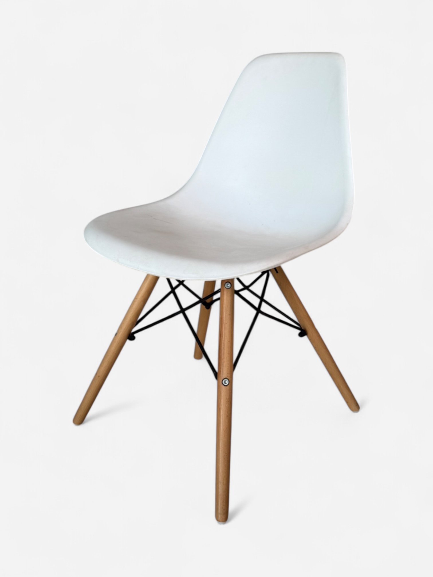 EAMES STYLE MODERN CHAIR WITH WOOD LEGS