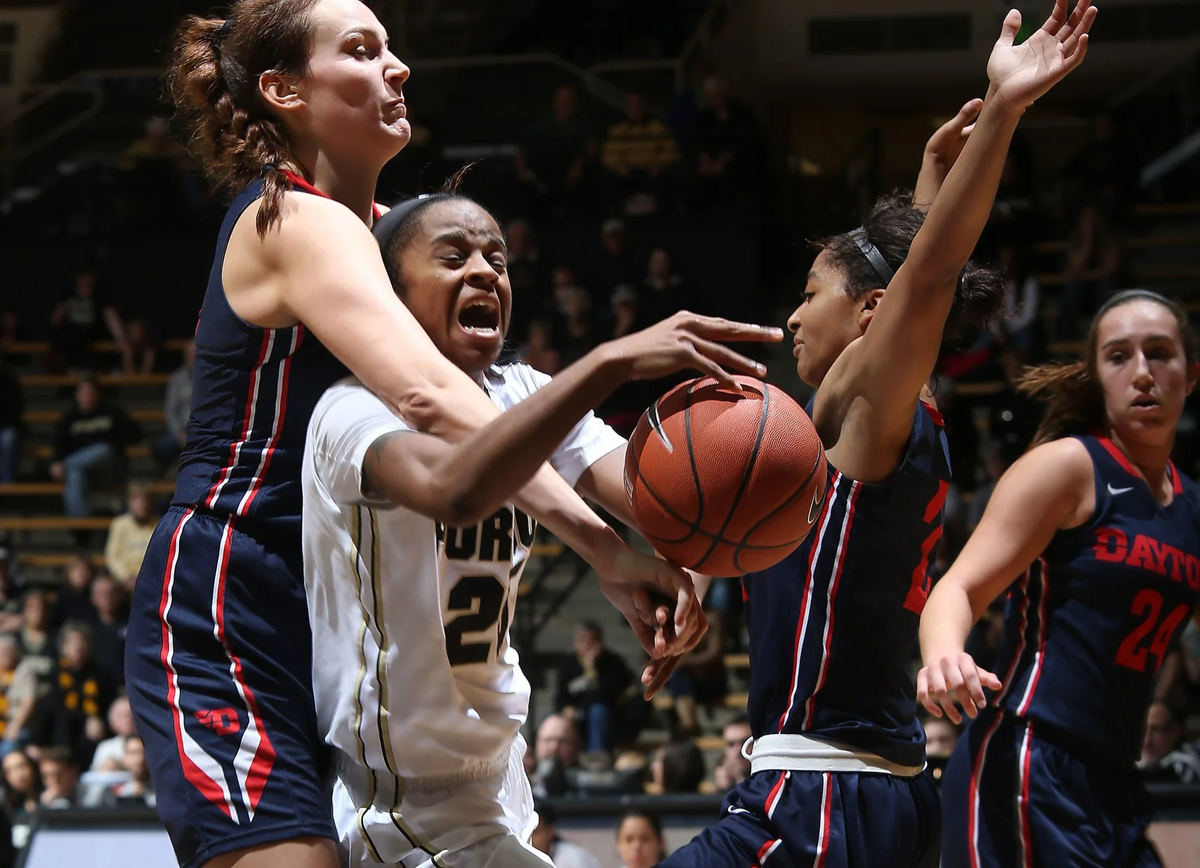 WBB Overcomes Refs, Flyers as Versyp Wins 200th