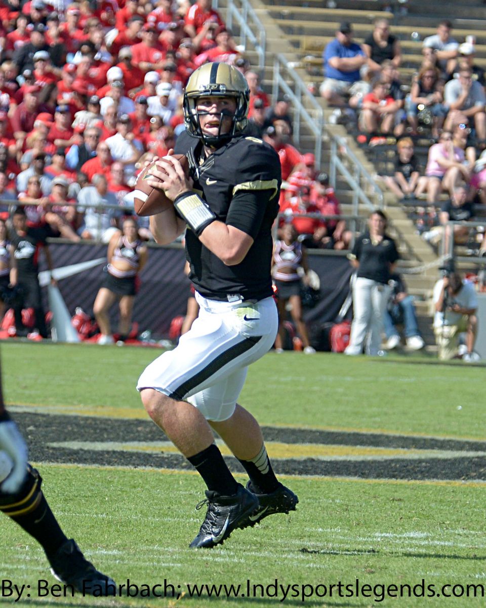 Danny-Etling-drops-back-ISL.jpg