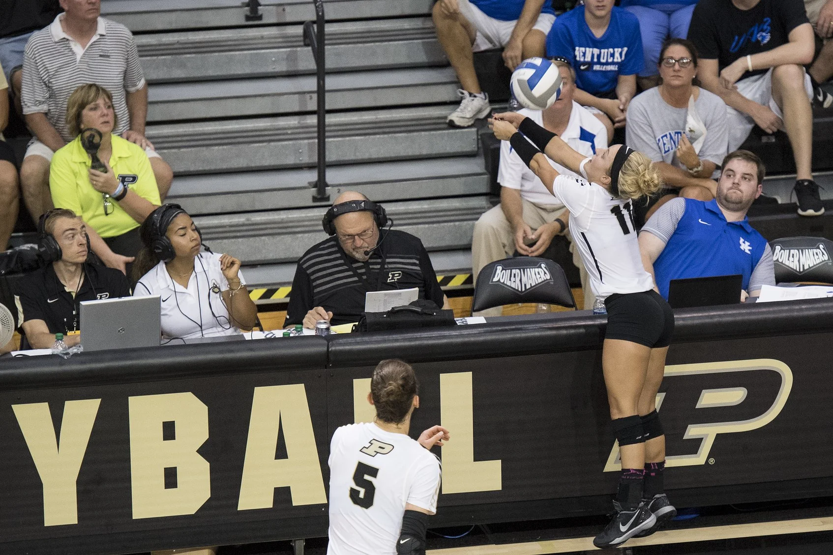 VB Falls in Mortar Board Finale to Kentucky, 3-2