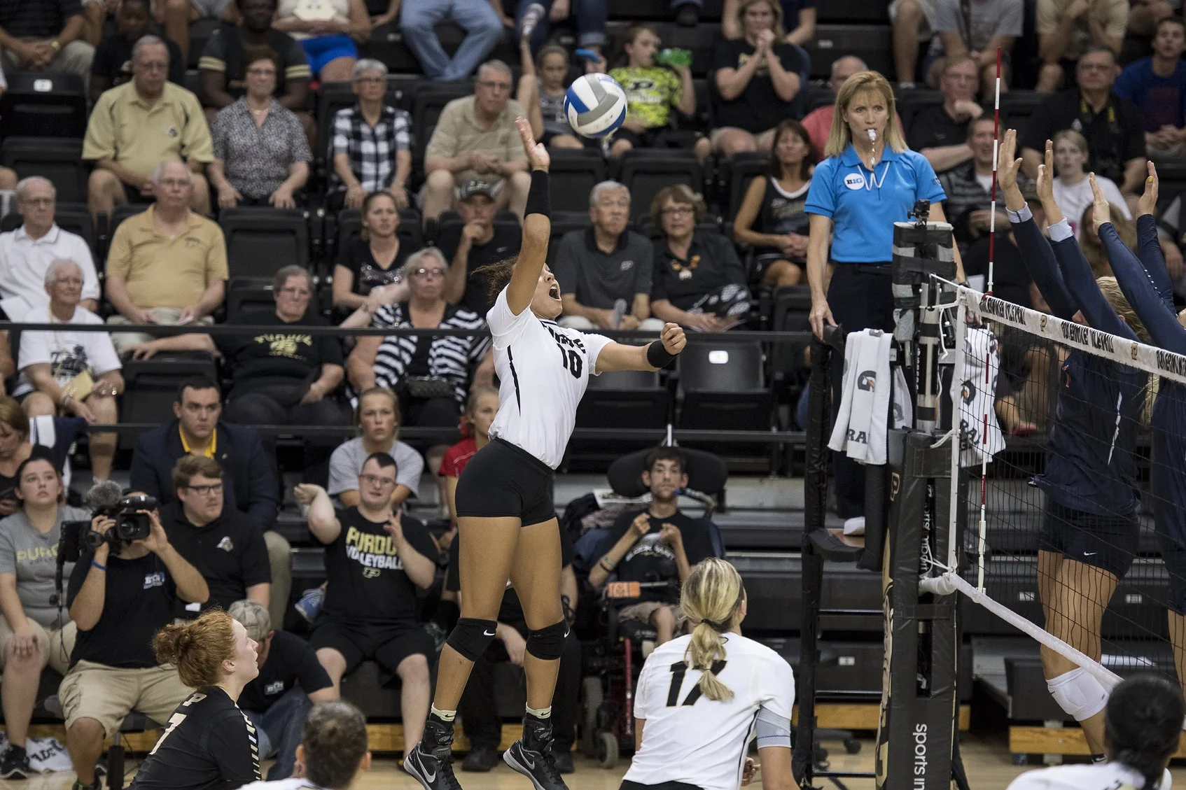 VB Comes Out Flat, Falls to Illini 3-2