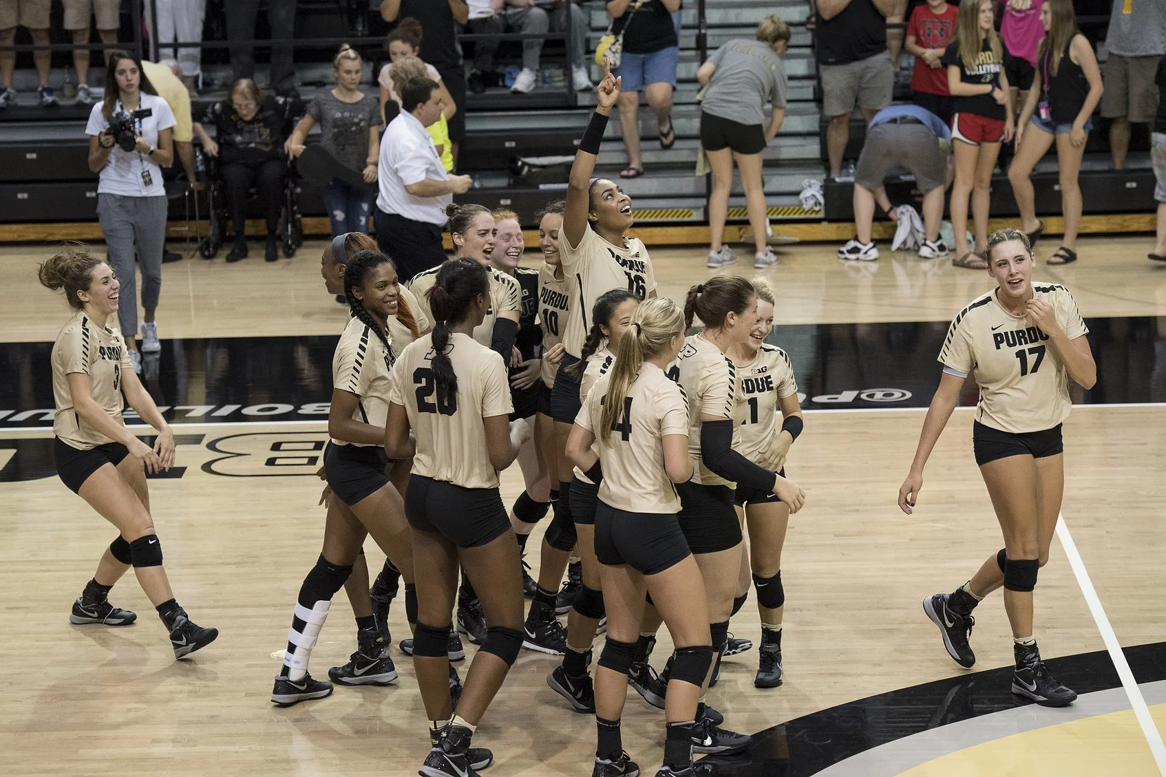 VB Topples Illinois In Five For Weekend Split