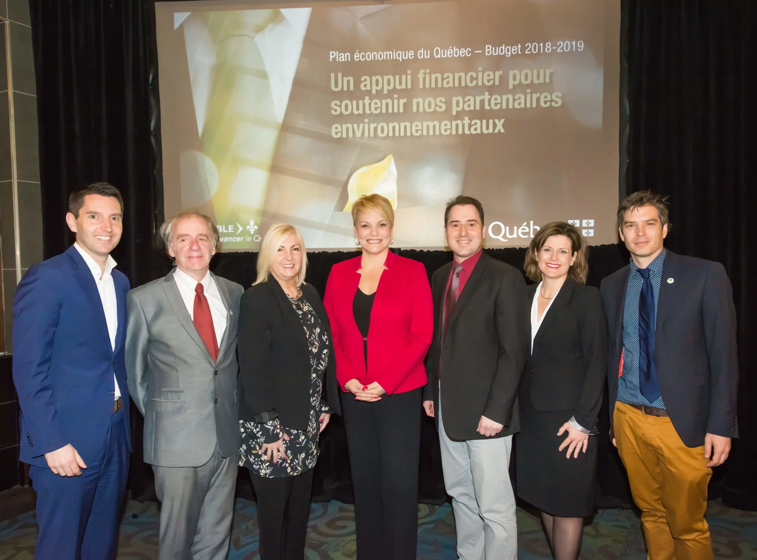 (André Fortin, député de Pontiac et ministre des Transports, de la Mobilité durable et de l’Électrification des transports; Marc Bureau, président du CA du CREDDO; Maryse Gaudreault, députée de Hull et vice-présidente de l'Assemblée nationale, Isabelle Melançon, ministre du Développement durable, de l'Écologie et de la Lutte contre les Changements Climatique; Vincent Moreau, directeur général du Regroupement national des conseils régionaux de l'environnement du Québec; Stéphanie Vallée, députée de Gatineau et ministre de la Justice; Benoit Delage, directeur général du CREDDO) - Richard Perron Portrait