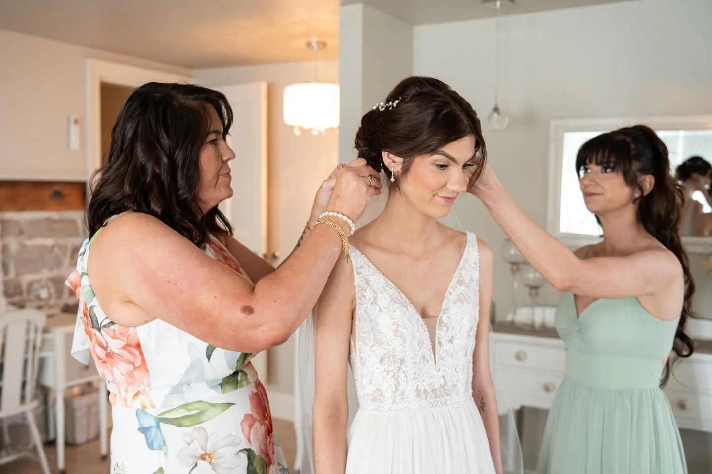 Getting ready with Victoria & Lucas at wonderful venue @stonefields_estate 
@black_pixel_photography 
.
.
.
.
.
.
.
#stonefields 
#ottawaweddingphotography 
#ottawaweddingplanner 
#stonefieldsestatewedding