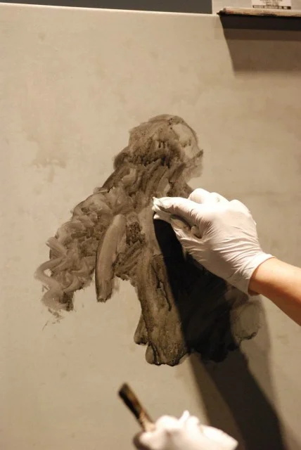 Using dark gray, I ‘very rapidly’ painted the upper part of Lauren’s form/shadow shape, and immediately began to excavate light planes/platforms due to immediate drying times.