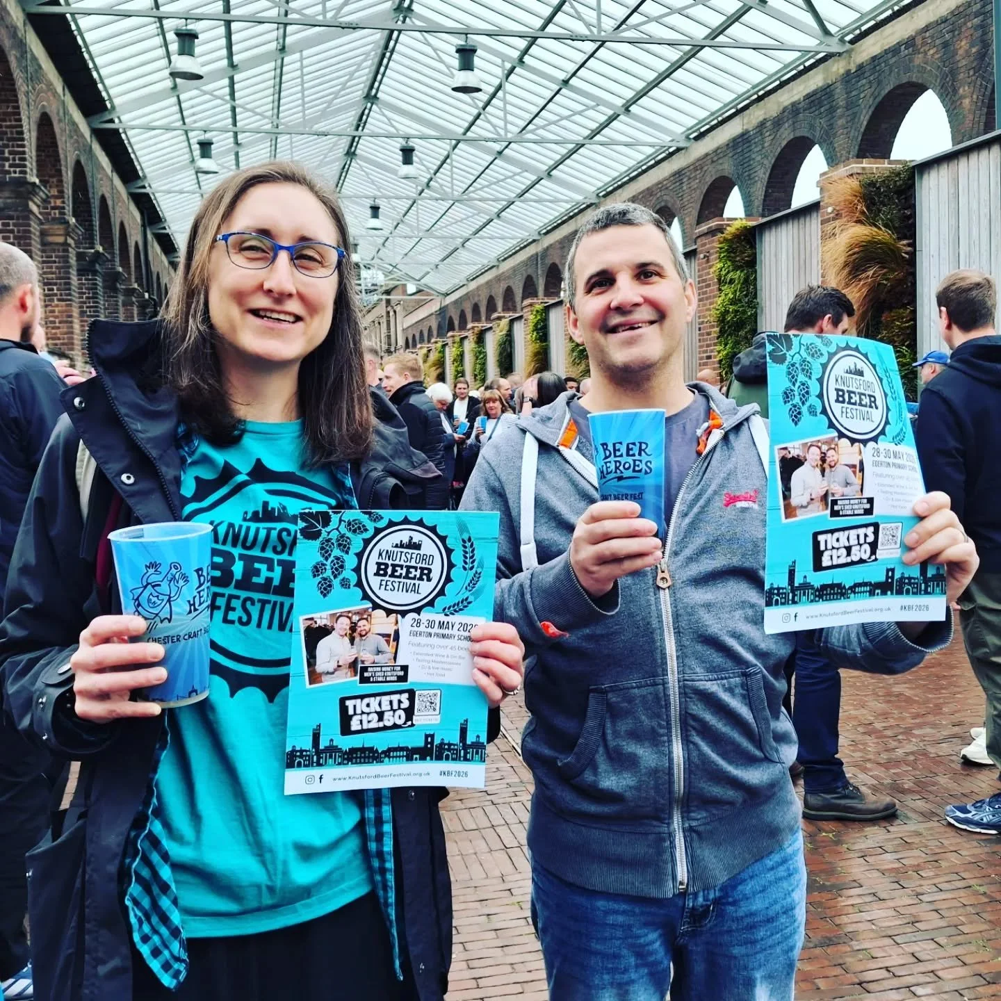 Who's at @beerheroes Chester Craft Beer Fest with us today? 🍻

A bit of last minute "research" didn't hurt anyone 😂

And a nice chance to catch up with our pals at @weekendprojectbrewco and @hush_brew_co 🙌

Look out for our Knutsford Bee