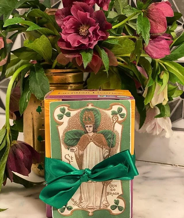 💜💚Hellebores from my yard, 🍀 note and my favorite tea from a friend. @yogitea #egyptianliccorice