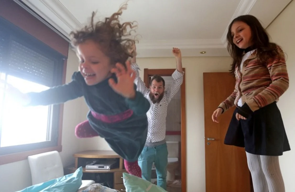 Homem que brinca de boneca