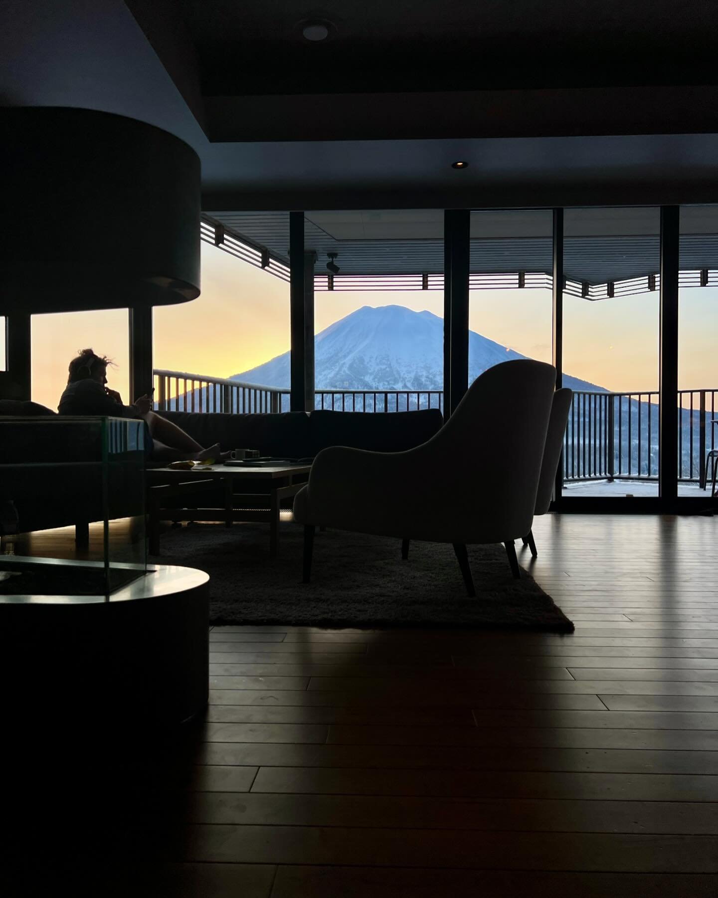 Sunrise, resets, triangles, and ramen, Niseko provides the mandatory daily essentials. 🇯🇵