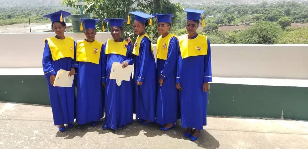 Roseline_with_classmates.jpg