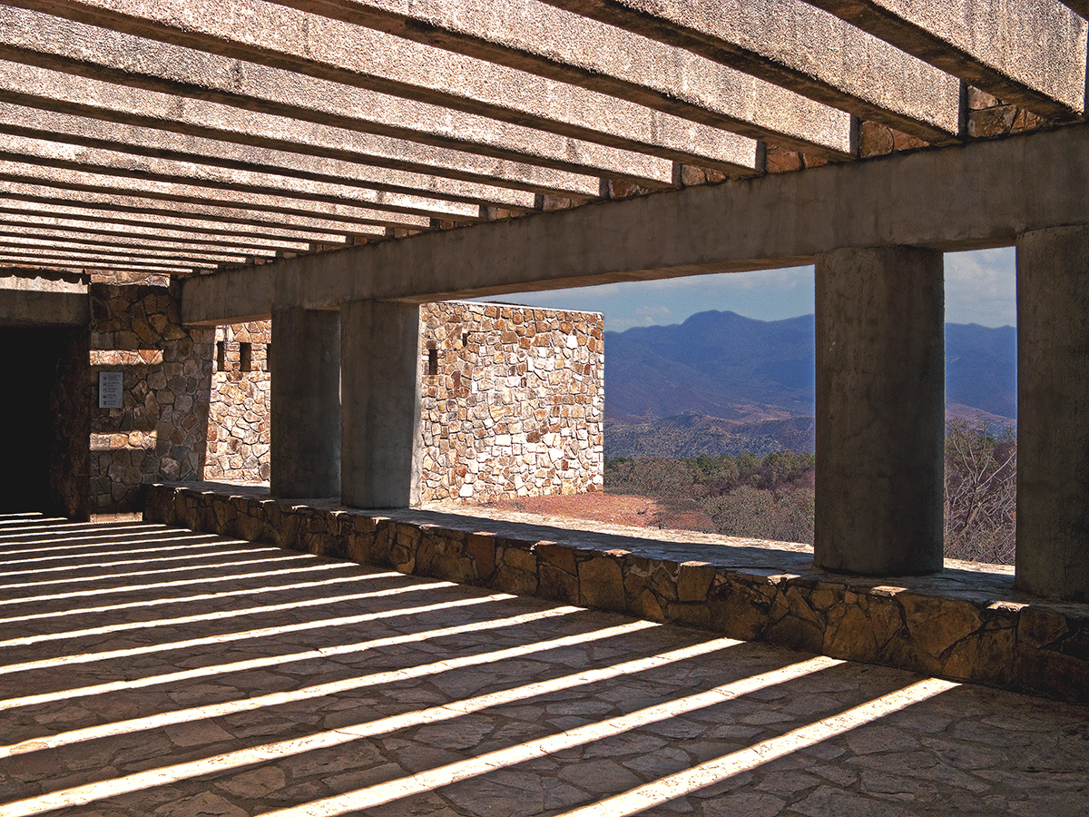 Museo Monte Alban Columnas sombras 2 OK.jpg
