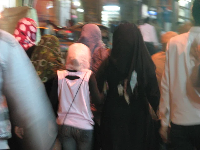 8Aswan-marketgirls.jpg