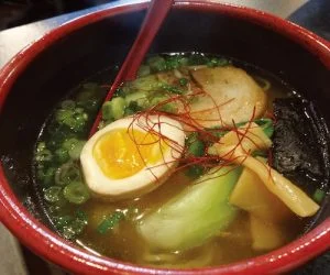 Torino $12 鶏ガラから作ったスープはサッパリし、シナチクやトロトロに柔らかいチャーシューなどの具材と相性が良い。どこか懐かしい風味がして、あちこち探して見つけたモチモチ麺が食感良く食べやすい。