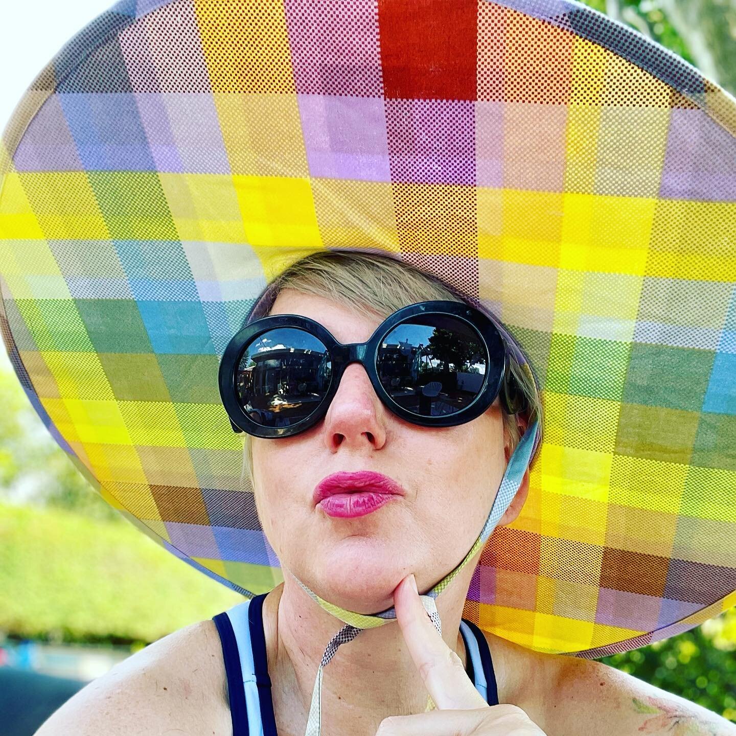 Got the perfect hat for hot, sunny days! It folds up flat, is water safe, and super cute! Packable  sun hat in 70&rsquo;s Madras by @baggu