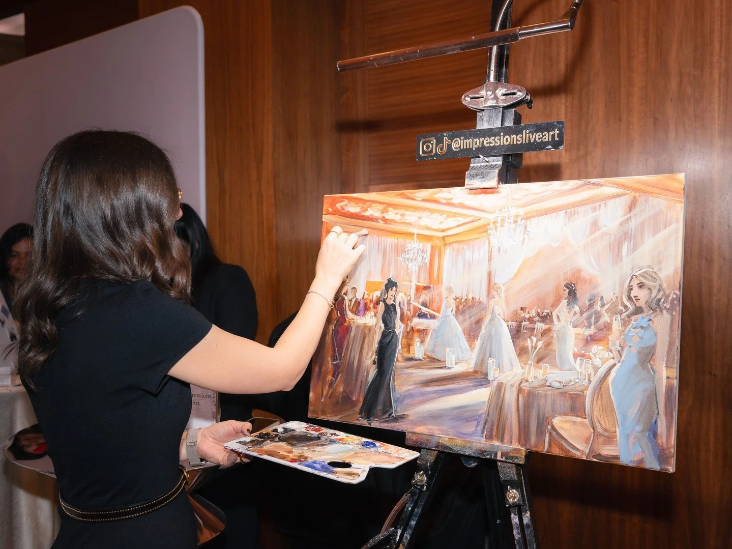 I&rsquo;m usually so wrapped up in the painting that I forget to take photos, so it&rsquo;s always a gift when someone catches a moment for me. Thank you to @patriciaphotocom for this beautiful capture!

#weddingpainting #liveweddingpainter #weddinga