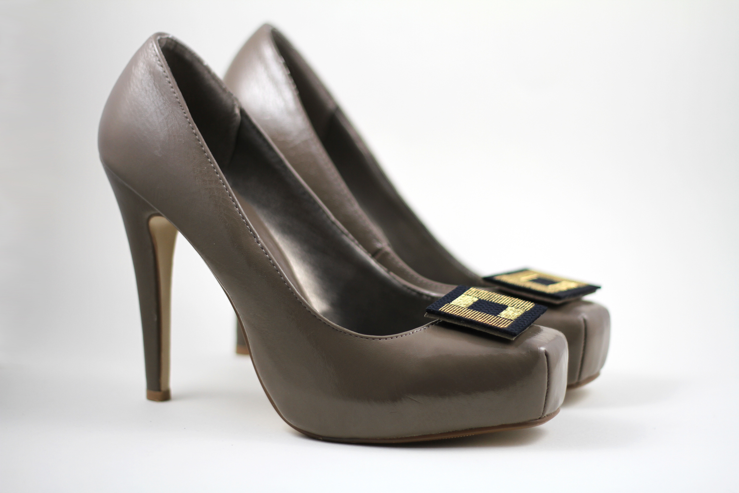 Shoe-Clips-Black--Silk-Gold-Metal-CPU-Isabel-Wong.JPG