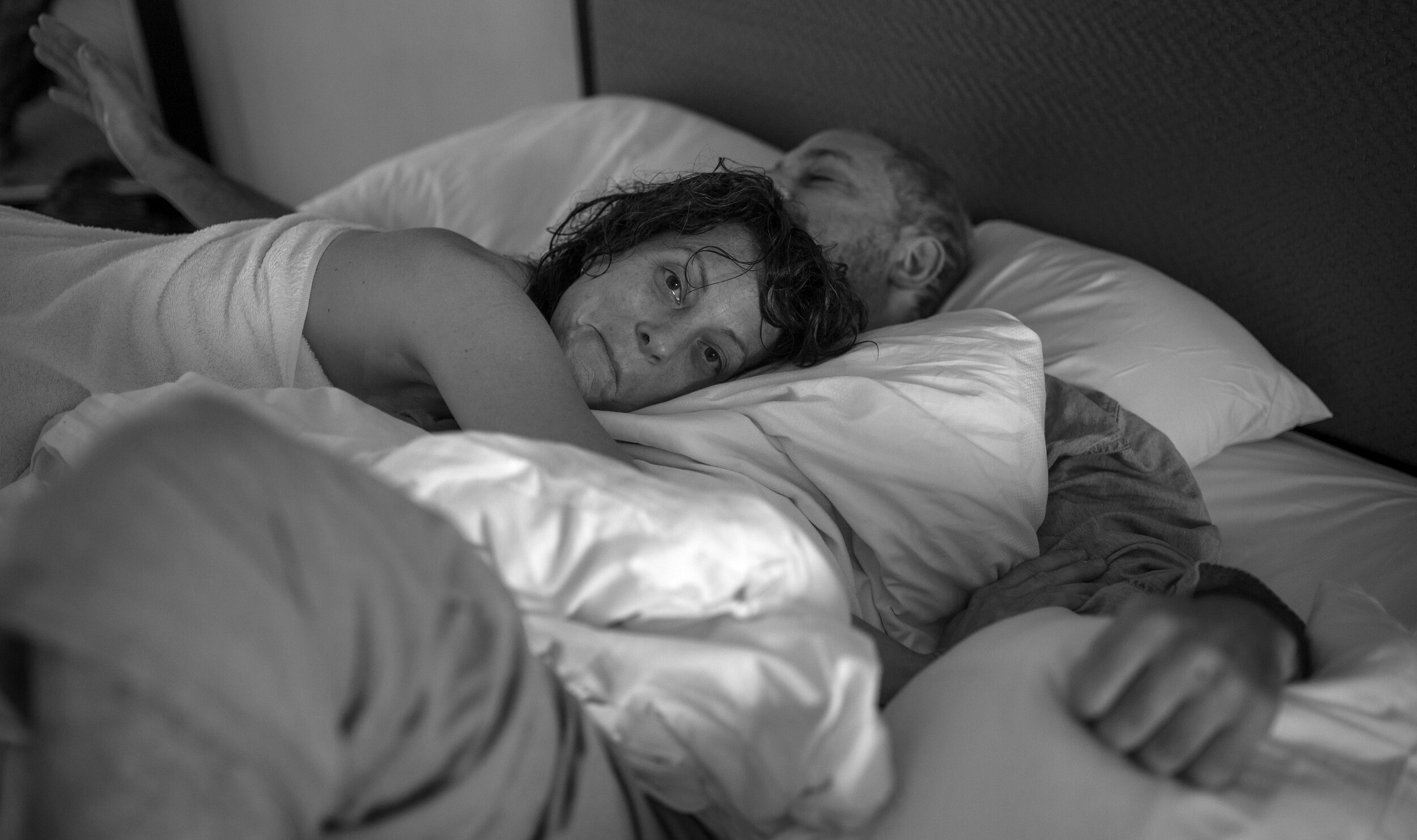 in hotel bed, mom & dad_013_JoeySolomon_.jpg