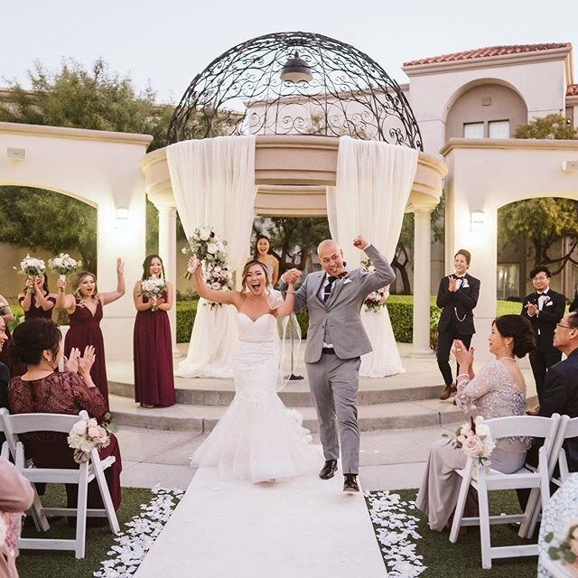 Before and After. Mr. and Mrs. Mui 👰🏻🤵🏻I had the opportunity to work with these two from beginning to end. We worked through concepts, designs, and ideas together to create one of the biggest days of their lives! ❤️
.
Venue | @sanmateomarriott
Pl