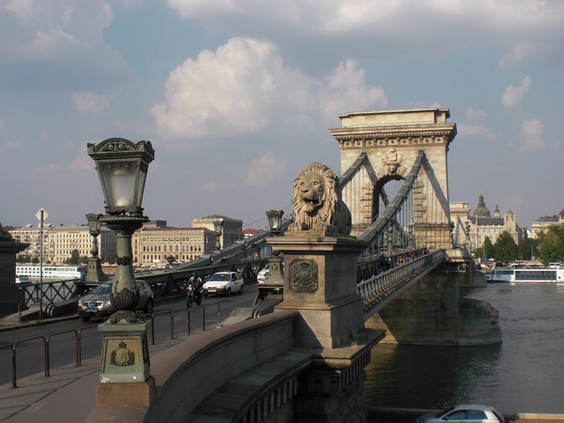 4-LOCATION Budapest I Chain bridge 1 © budapestinfo.hu - Istvan Praìczky.jpg