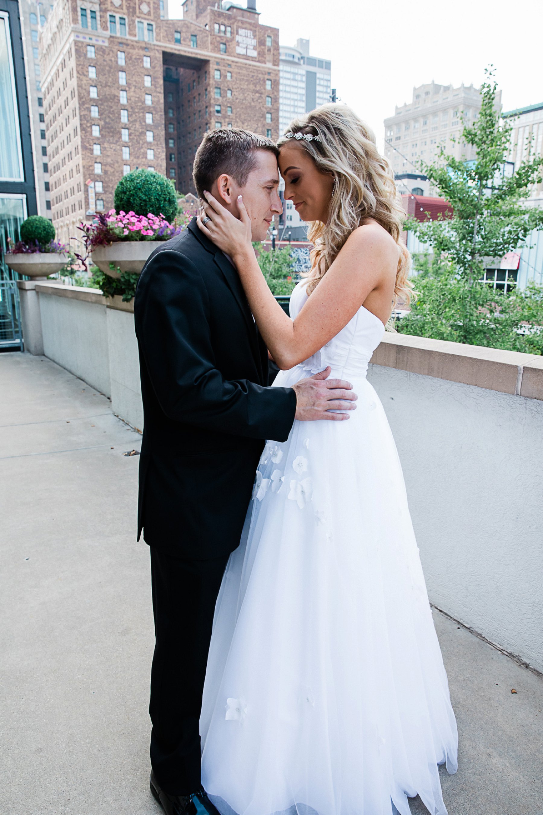 Bride and Groom Wedding Photography by Merry Ohler | Best Midwest Wedding Photographer