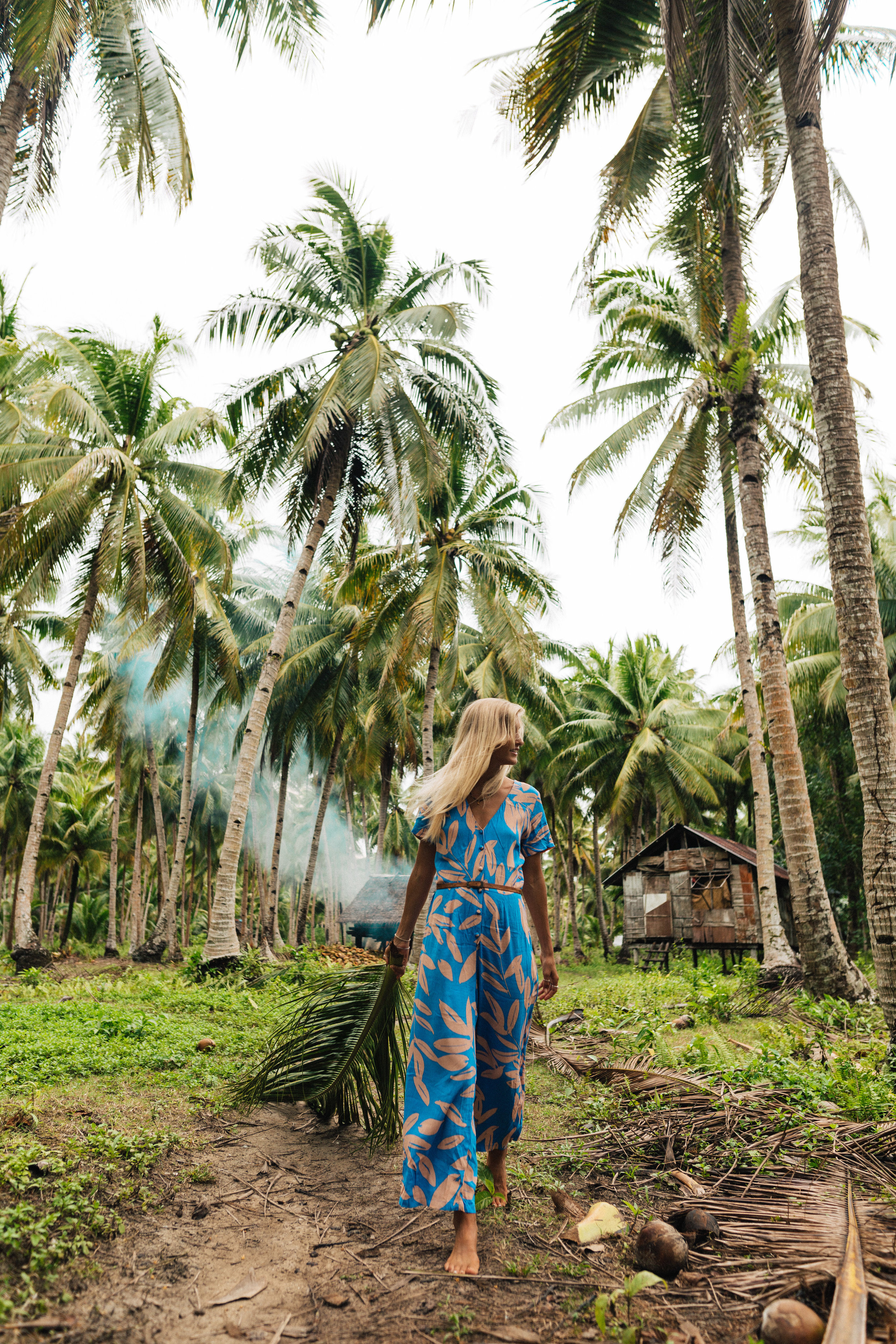 Island palm vibes in the villages on Siargao (outfit: Mister Zimi) 