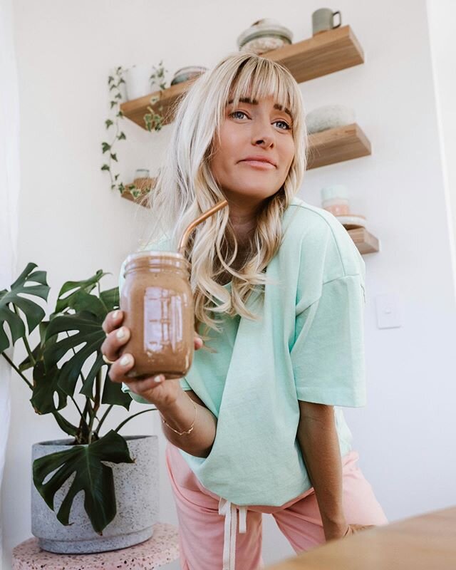 DAILY CHOC-DATE SHAKE 👅 @tropeaka

I&rsquo;ve been having 6 dates a day to help &ldquo;ripen&rdquo; the cervix, studies show it may help quicken the second stage of labour and may also help with post birth recovery. I&rsquo;m loving this smoothie co