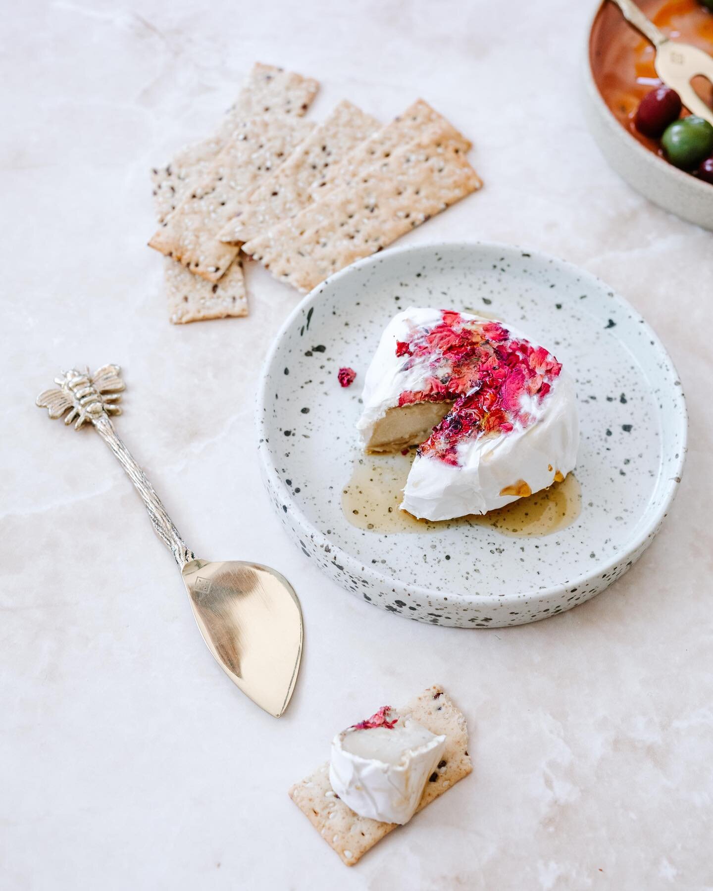 Our cheese knife sets will take your platter game to the next level ⚡️ launching on @thewholesomestore next week!!
ps. this vegan brie by @allthethings_au is insane! 😍 you gotta try their cheeses 👏🏼