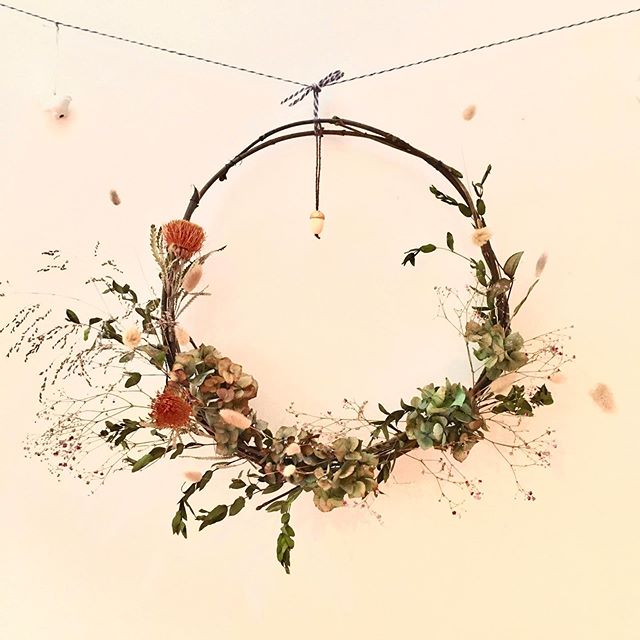 Christmas never looked so good! 
@rosietea just chucked this together with left over bits of flowers and plants from around the house and garden. 
#wreathsofinstagram 
#wreath 
#gardenflowers