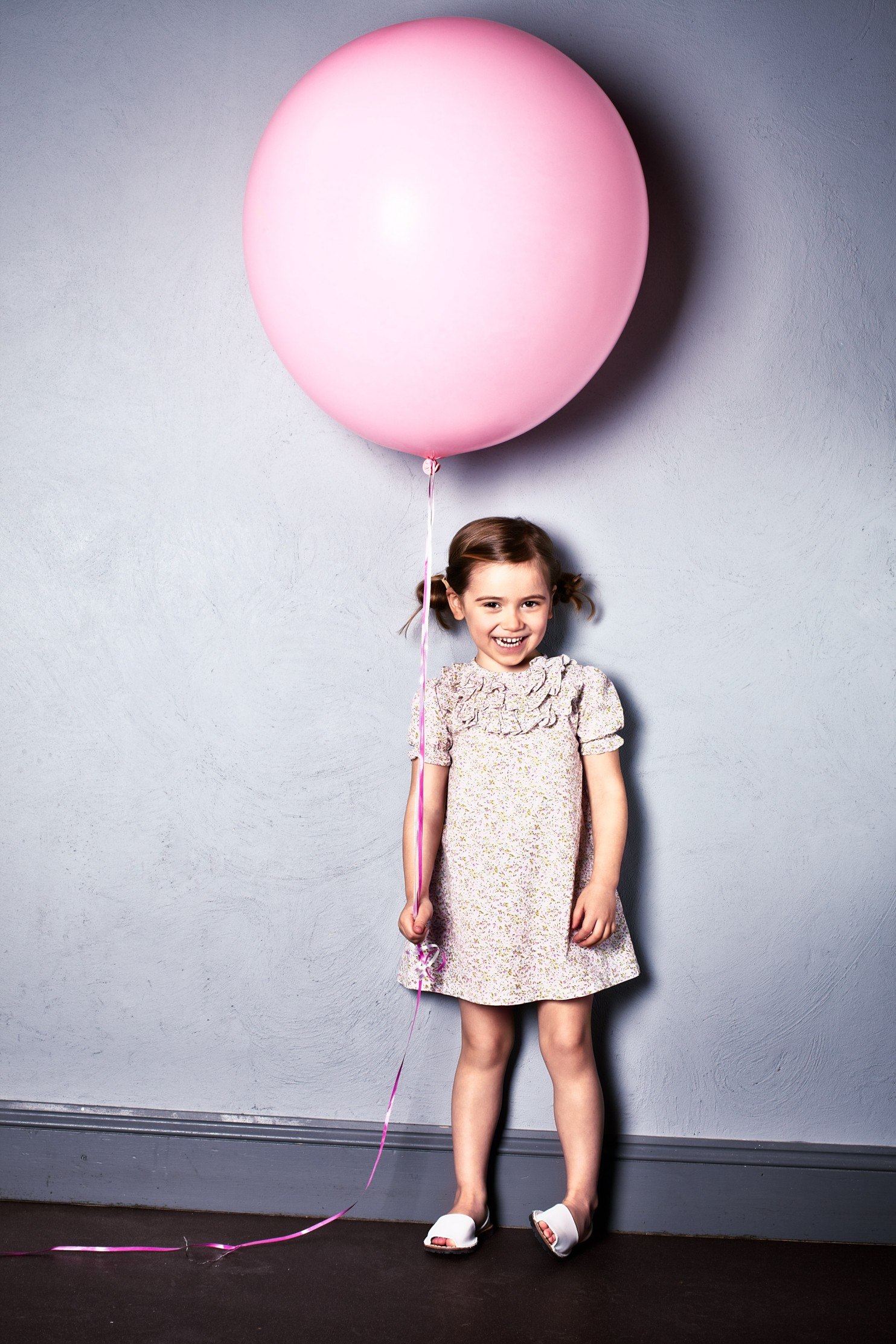 kids-photographer-photography-fashion-london-ruth-rose-pink-balloon-1-1484x2226.jpg