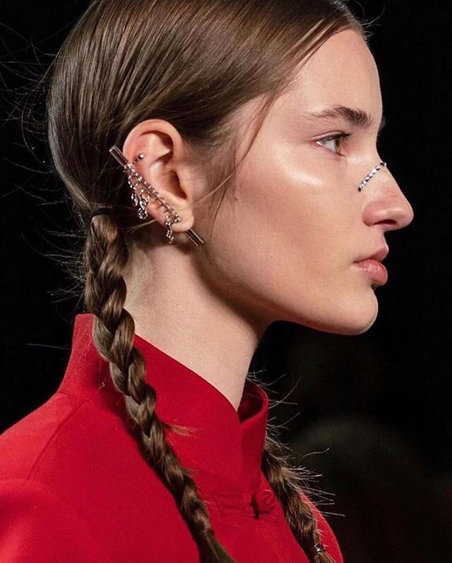 @garybakerhair Creative Director @unite_hair captured the SS20 @mukzin_official mood board at NYFW perfectly. Precise with the softest touch of texture along the font hair line. @unite_hairpro #unitehair #hair #braids #nyfw #aw20 #mukzin #teambtstale