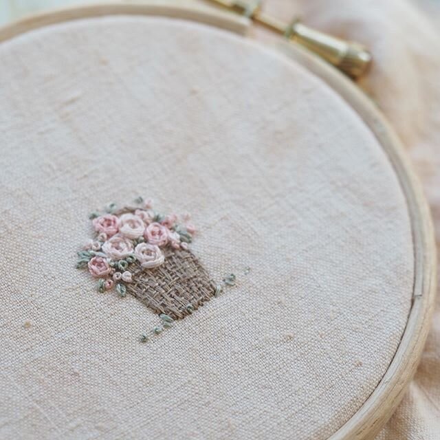 The Rose Basket film links will be circulated tomorrow evening now I think and I have included this little easier version as a bonus stitch project because, yknow, I love roses and I love stitching with you. #thestitchery #rosebasketembroidery #hande