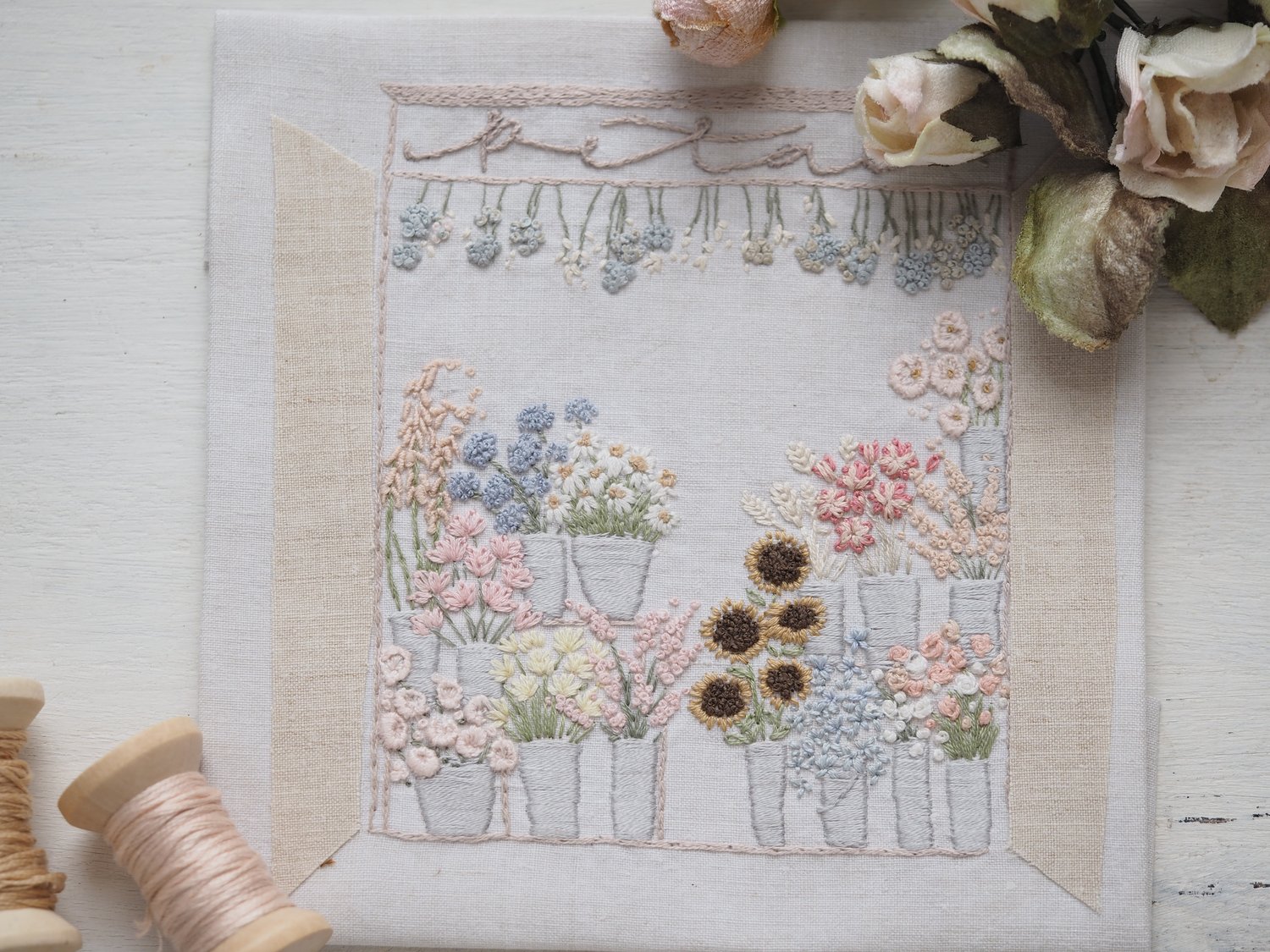 Embroidery kit 'Pink flowers' - Daphne's Diary