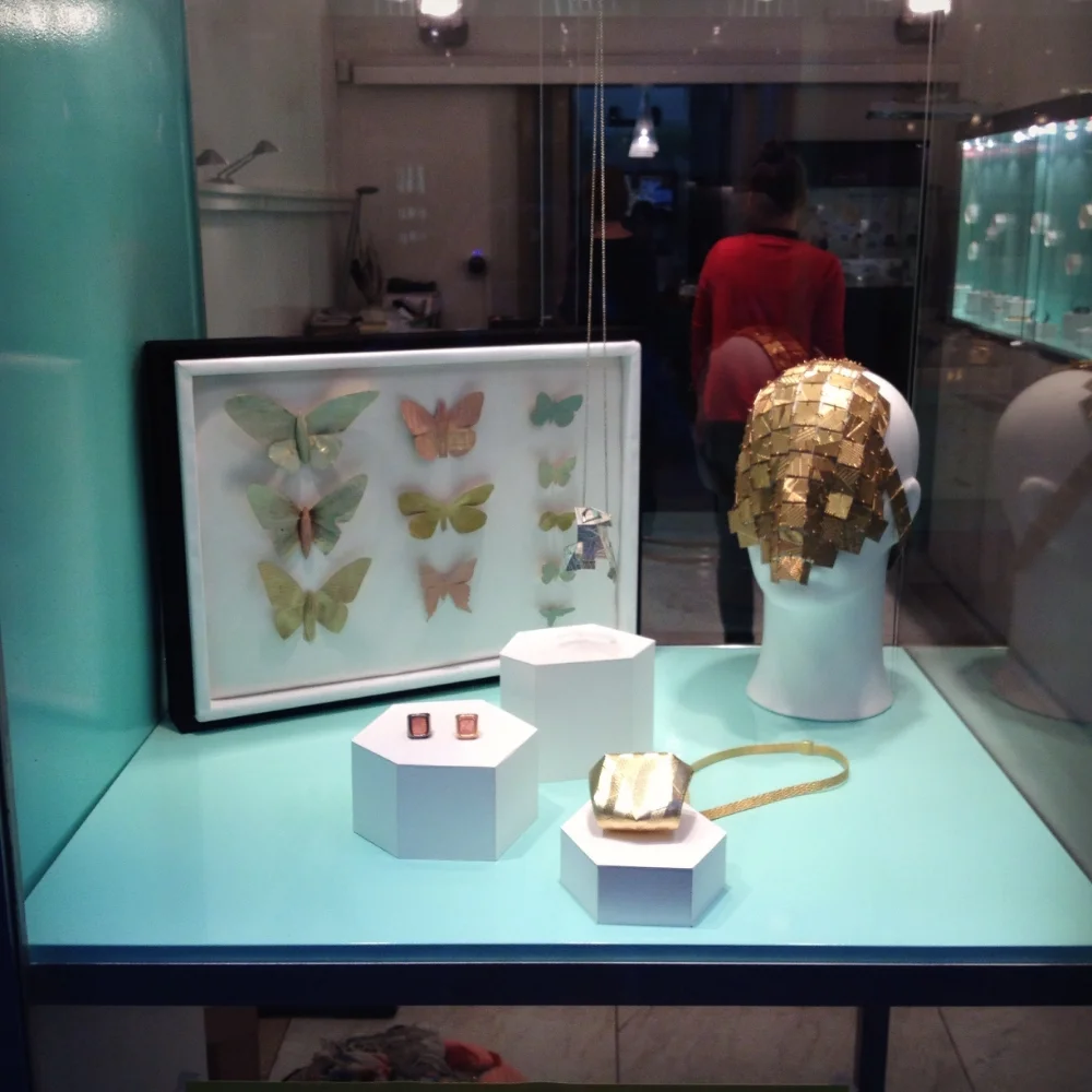 Im Schaufenster der Galerie moha von links nach rechts Arbeite von: Stephanie Hensle, Christiane Köhne, Frieda Dörfer, Katharina Gisch.