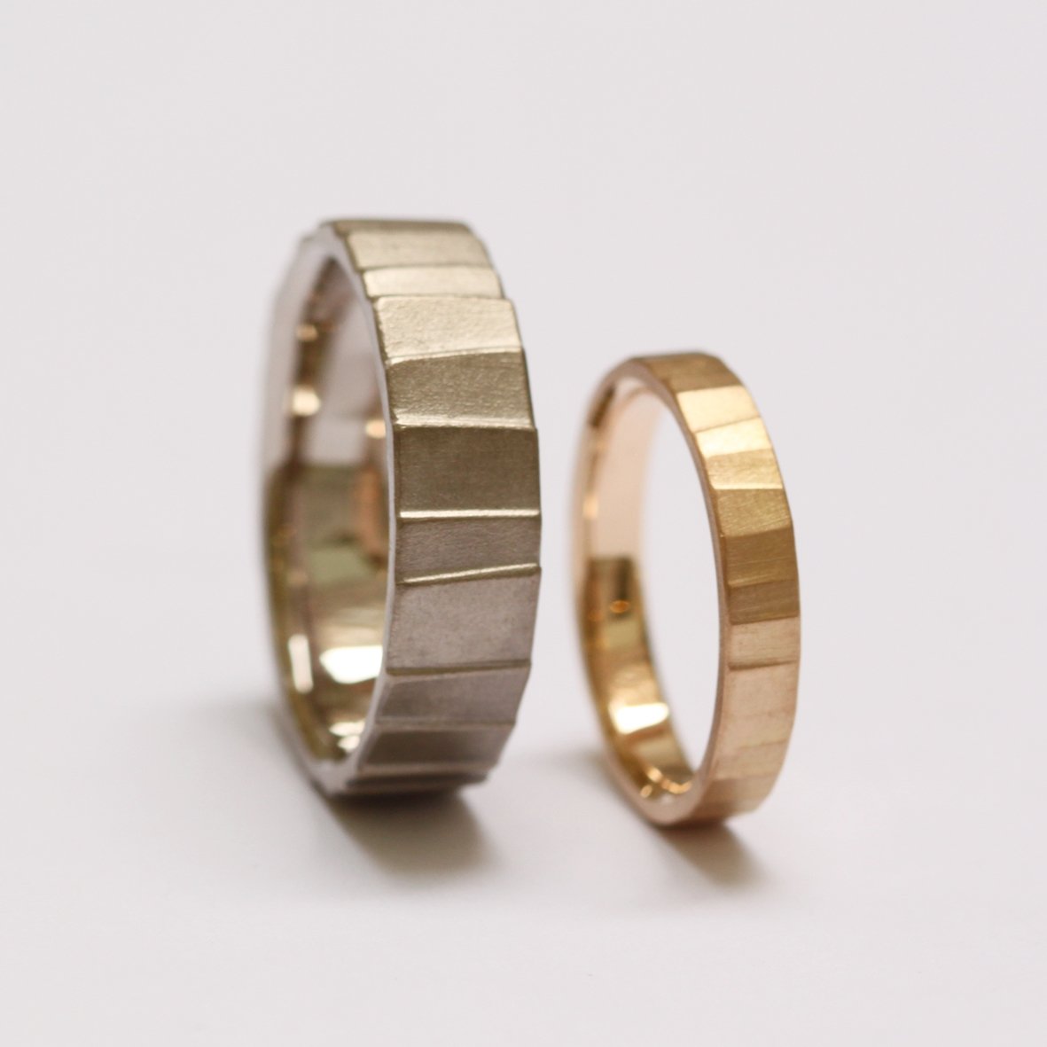 breite facetten. Weissgold 585 und Roségold 750