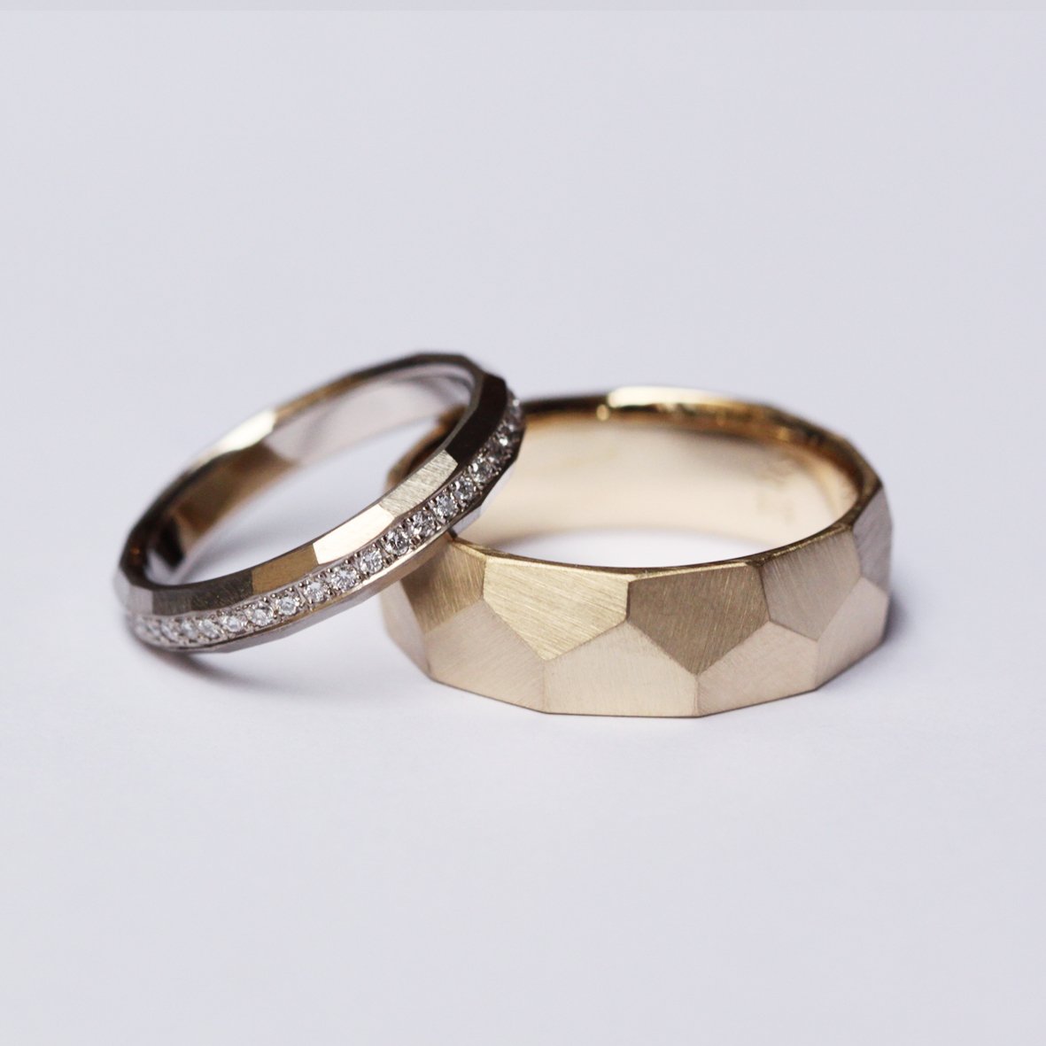Große Facetten. Sattgelb 585 und Weißgold 585 mit Brillanten.