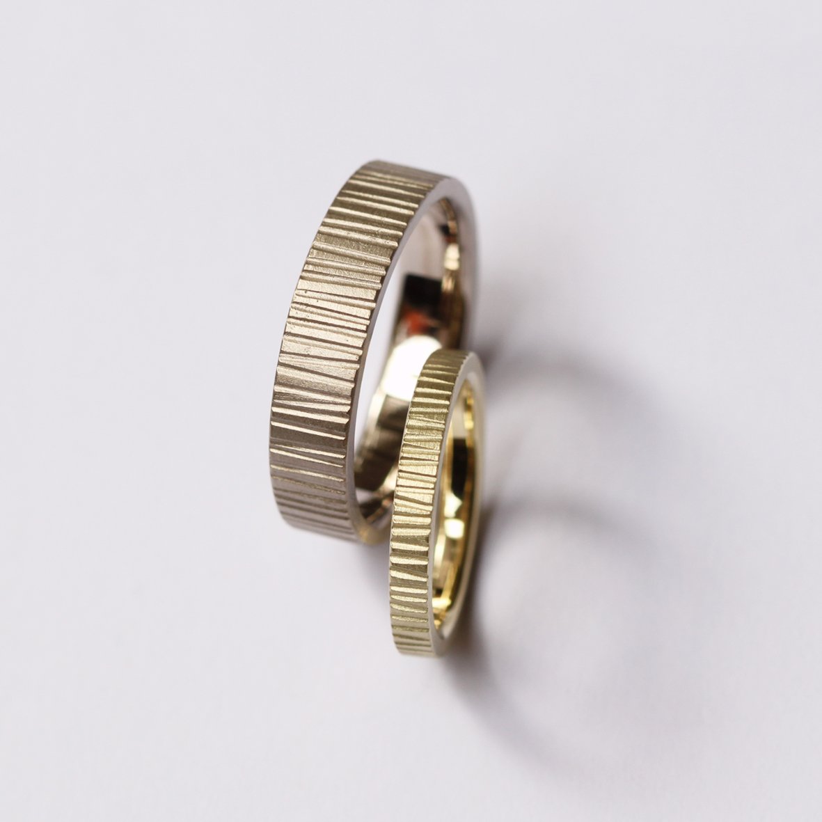 Linien. 585 Hellgelb und Weißgold.