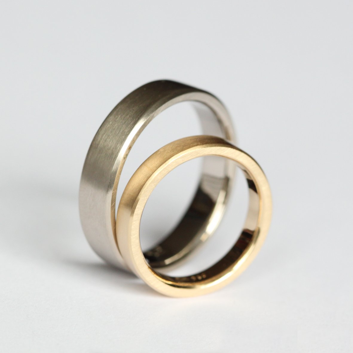 Gerade Außenfläche mit Phase. 750 Roségold und 585 Weißgold.