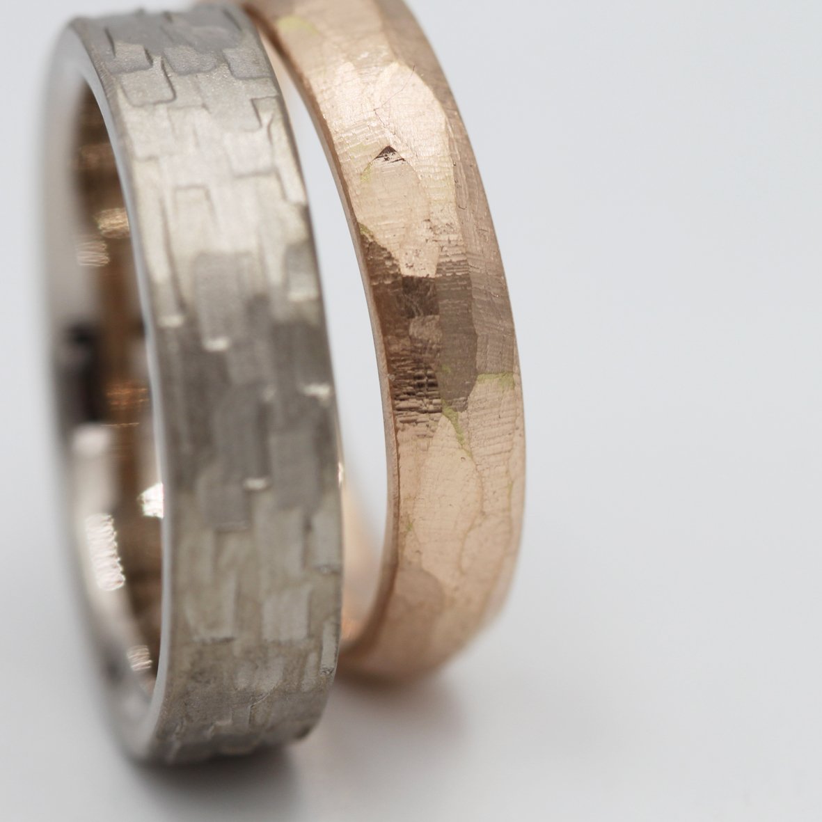 Wald, gefräste Facetten. 585 Weissgold, 750 Rotgold.