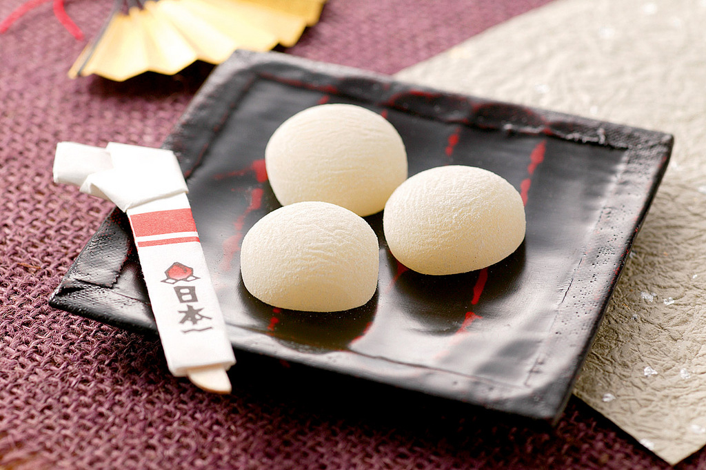 Kibidango are now made from sticky rice, starch, syrup, sugar, but they used to be made from millet, which was cheaper. They are famous in Okayama, which was supposedly where Momotaro was from. Many folk historians think that the story of Momotaro may just be a retelling of the legend of Kibitsuhiko, a legendary prince from Okayama renowned for slaying an ogre in service of Emperor Korei. Many people in Okayama have been known to insist that Kibitsuhiko and Momotaro were the same person.