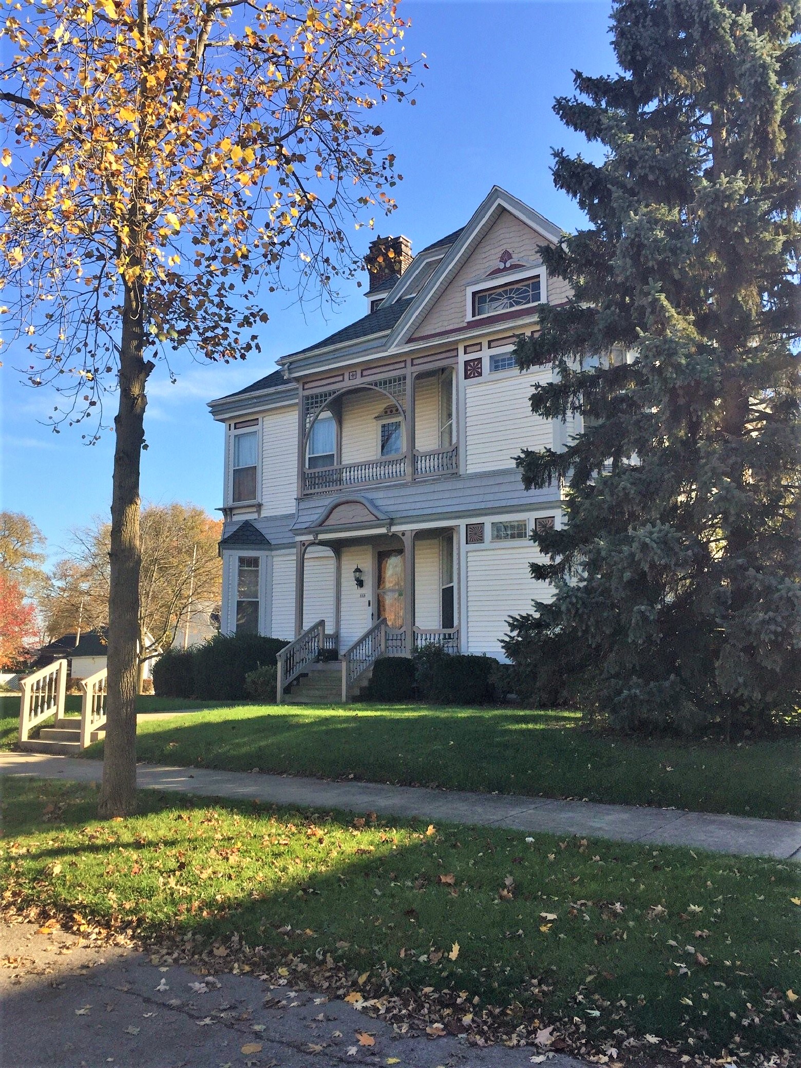 Thanks to our guest Madelaine H for submitting this photo of Herrold on Hill in November 2016.