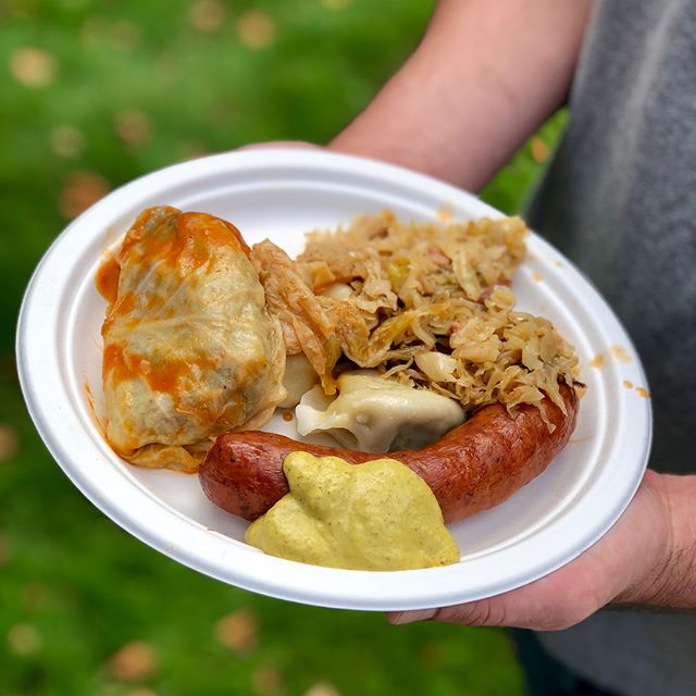 The 25th Annual Polish Festival is bumping on this beautiful autumn day! Tasty pierogi, gołąbki, kiełbasa and bigos but I think my fave was the sizzling ćevapi with chewy warm flatbread, ajvar, diced onion and cooling sour cream. 🇵🇱