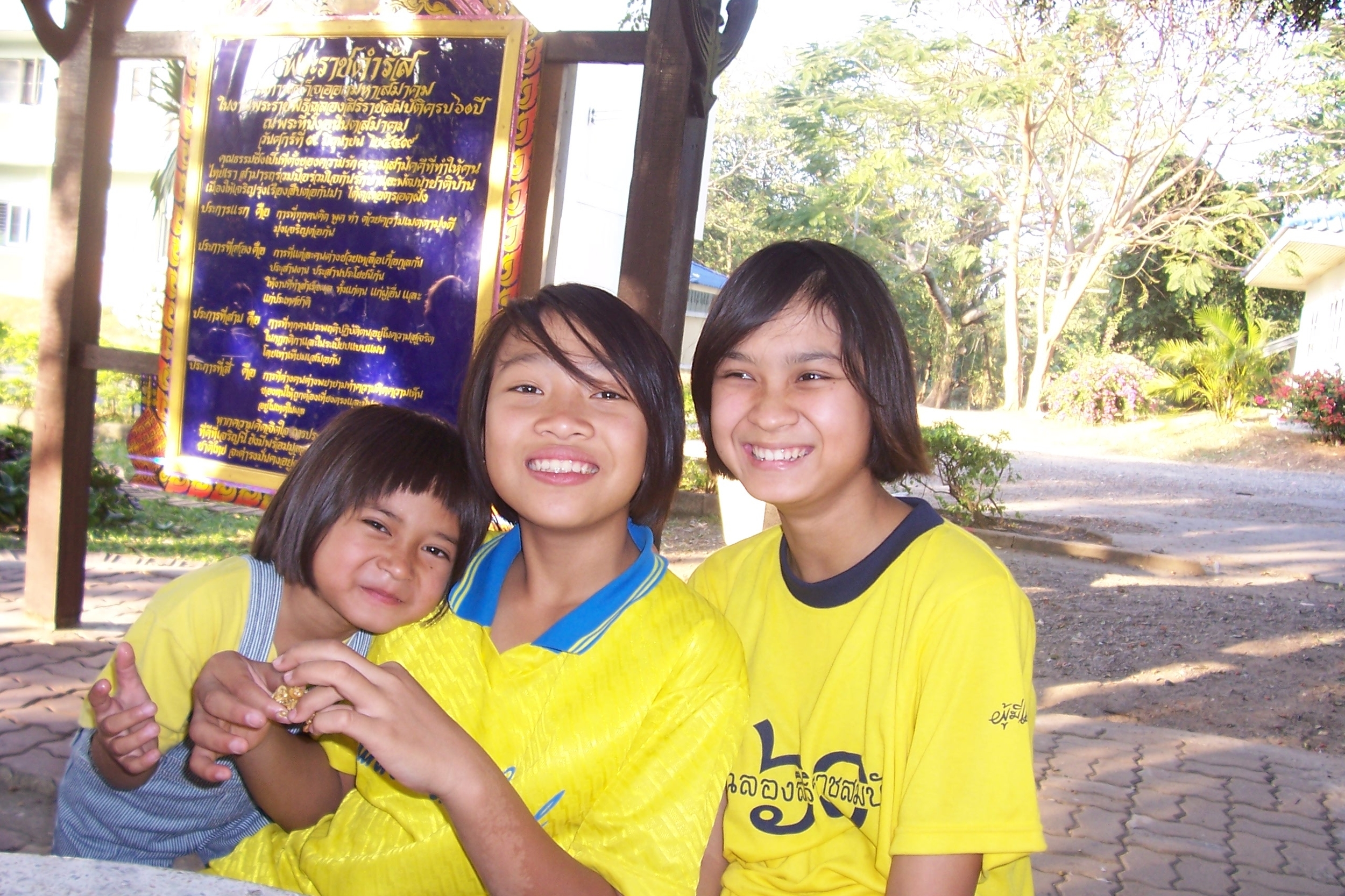 Saraburi girls with sign.JPG