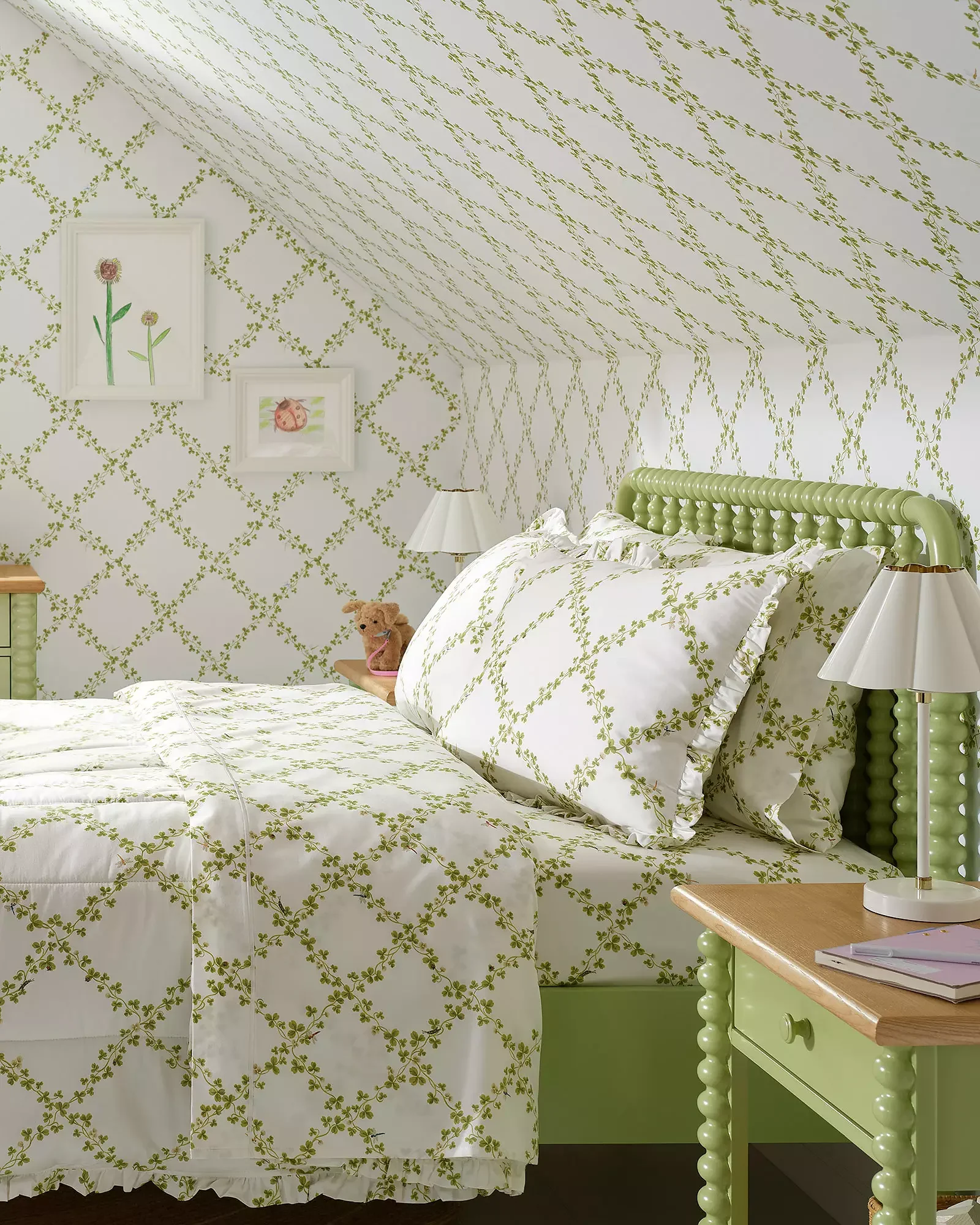 Kids-Bedroom-Green-Bedding-Clover-Wallpaper-Piccolo-Bed-brand-x8569_CV2.webp