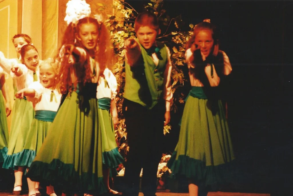 phoenix-youth-theatre-2000-grand-old-time-music-hall-spectacular-trio-pointing-green.jpg