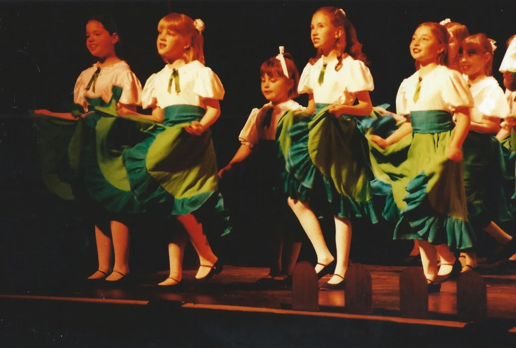 phoenix-youth-theatre-2000-grand-old-time-music-hall-spectacular-girls-chorus-dance.jpg