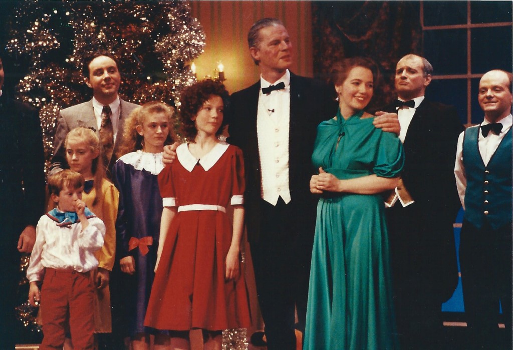 phoenix-theatre-annie-1991-cast-curtain-call-christmas.jpg