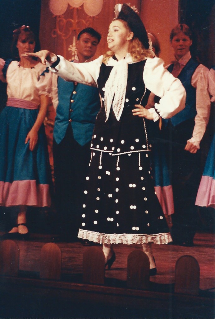 phoenix-theatre-1992-old-time-music-hall-pearly-queen-leads-chorus.jpg